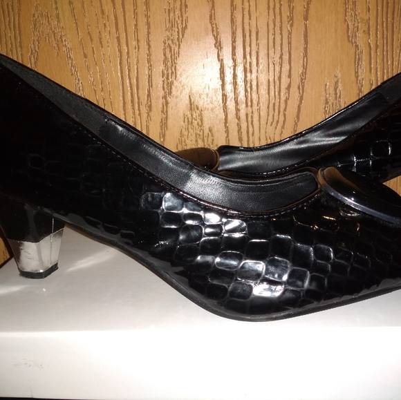 Shoes - Picture 4 of 4